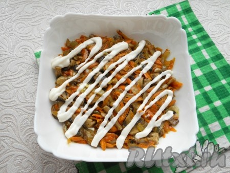 Следующим слоем выложить обжаренные грибы с овощами + майонез.