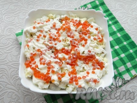 Далее - рубленные яйца, чуть поперчить, тонкий слой красной икры + майонез.