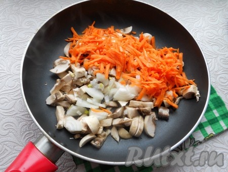 Шампиньоны нарезать кусочками, морковь натереть на крупной терке, мелко нарезать репчатый лук, выложить на сковороду, влить растительное масло.