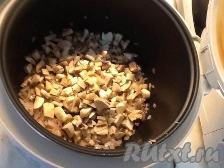 Нарезать мелко шампиньоны и добавить к луку, помешивая для равномерного обжаривания. 