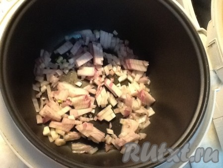 Сначала приготовим начинку для блинчиков. Для этого можно использовать сковородку, но я готовила в мультиварке. Включить мультиварку на режим "Жарка" - 30 минут, налить 2 столовые ложки подсолнечного масла, нарезать мелко лук и отправить в мультиварку.