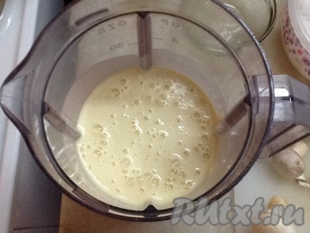 Закрыть крышку мультиварки и оставить массу тушиться. Нарезать размоченные сухие грибы и добавить к овощам. Перемешать. Пока доходит начинка, займемся приготовлением теста для блинов. Смешать в блендере кефир, яйца, соль, разрыхлитель. Затем постепенно добавить муку. Взбивать до получения однородного теста, напоминающего жидкую сметану.
