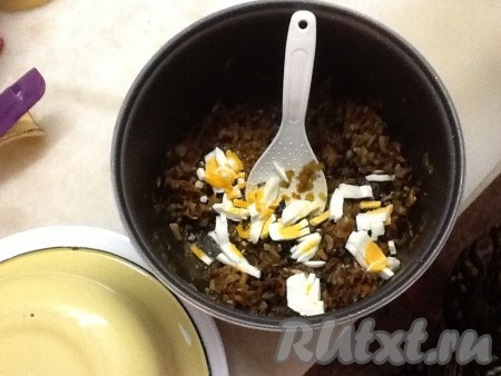 Отварить 2 яйца и добавить их в начинку через яйцерезку, перемешать.