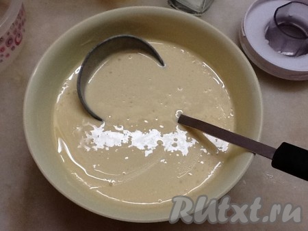 Добавить 5-6 ложек растительного масла в тесто и хорошо перемешать. Нагреть сковородку и выпекать блинчики, они пекутся без масла, можно только чуть смазать дно сковороды перед первым блином.