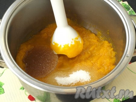 Часть воды, в которой варилась тыква, слить в чашку. Тыкву без жидкости пюрировать погружным блендером. Затем в горячее пюре добавить сахар и набухший желатин.
