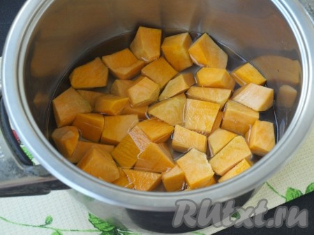 Тыкву, нарезанную крупными кусочками, поместить в кастрюлю, залить водой почти до верха, поставить на огонь, прикрыть крышкой и варить минут 20 на небольшом огне (до мягкости тыквы).