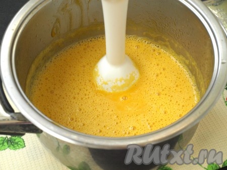 Пюрировать ещё раз всё вместе. Если пюре очень густое, его можно разбавить той водой, которую мы отлили в чашку.
