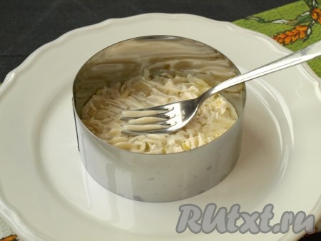 Очищенный картофель натереть на тёрке и с помощью формовочного кольца выложить на тарелку первым слоем, посолить и смазать майонезом.
