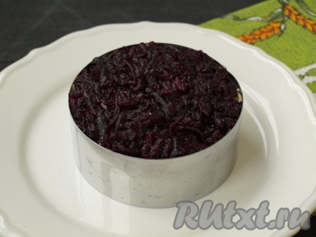 После сыра выложить натёртую свеклу.
