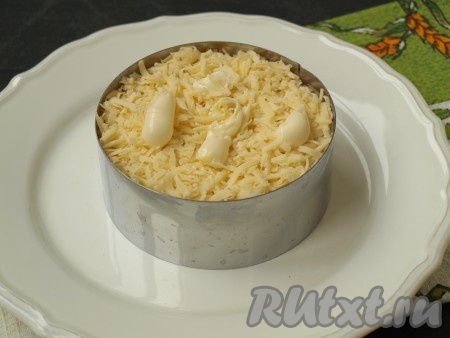 Далее выложить натёртый сыр, смазать майонезом.
