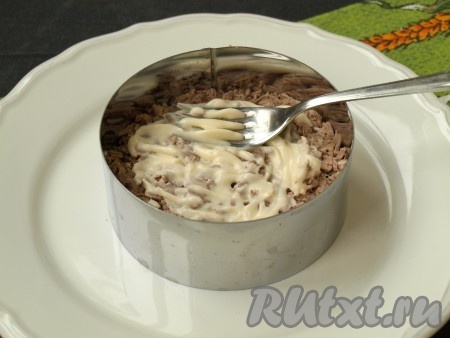 Измельчить говядину, посолить и поперчить, выдавить через пресс половину зубчика чеснок, перемешать. Выложить мясо сверху картофеля, смазывая майонезом.
