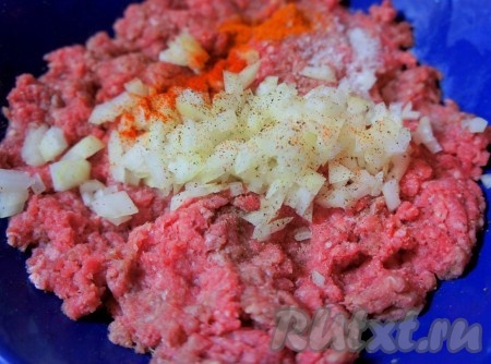 К фаршу добавить мелко нарезанный репчатый лук (используйте 1/3 от головки лука), соль, специи. Тщательно вымесить фарш.
