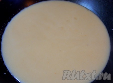 На сухую сковороду добавить муку, поджарить без добавления масла при постоянном помешивании, до тех пор пока мука не станет немного темнее. Добавить сливочное масло. Перемешать. Влить сливки, перемешать. Дать потушиться сливочному соусу 2 минуты.
