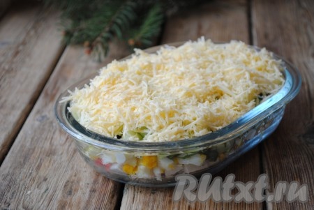 Сверху салат присыпать натёртым на средней тёрке твёрдым сыром.&nbsp;