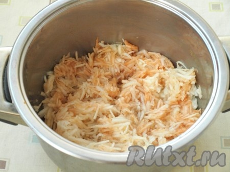 Очистить яблоки, удалить сердцевины, мякоть натереть на тёрке (в ингредиентах указан чистый вес яблок). Поместить яблоки в глубокую кастрюлю с толстым дном, добавить пару ложек воды и варить на маленьком огне 20 минут с момента закипания, периодически помешивая.