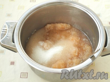 Затем всыпать сахар и варить на маленьком ещё 20 минут (до загустения).
