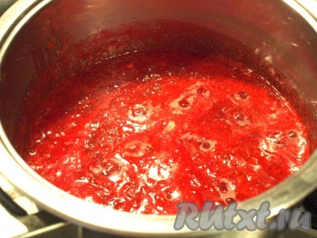 Далее влить калиновый сок и проварить всю массу в течение минут 5.
