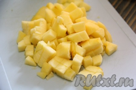 Яблоки вымыть и, очистив от кожуры и семян, нарезать на мелкие кубики.
