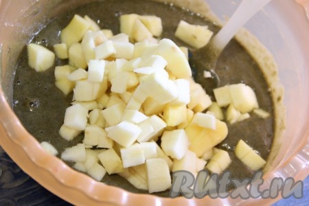 Выложить яблоки в тесто.