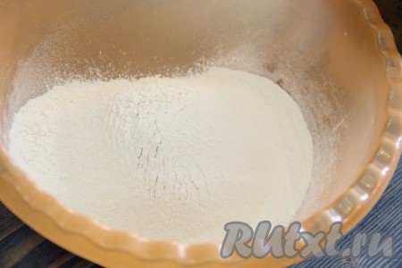 Муку просеять в глубокую миску.
