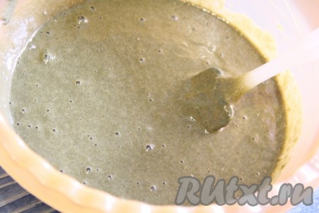 Хорошо перемешать тесто, оно получится не густым. 