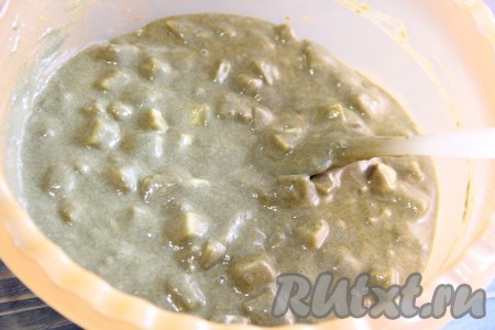 Аккуратно подмешать яблоки в тесто. 