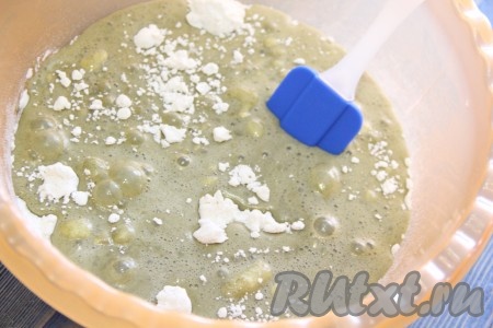 Влить мятную массу в муку.