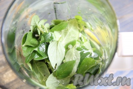 Мяту и 1 яйцо выложить в чашу блендера и измельчить.
