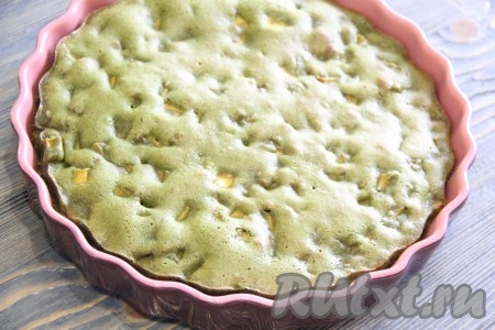 Выпекать мятный пирог, примерно, 35-45 минут в духовке, разогретой до 200 градусов (готовность можно проверить сухой зубочисткой, если при прокалывании выпечки зубочистка осталась сухой, значит можно доставать пирог из духовки).
