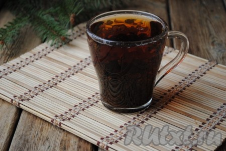 Для начала нужно залить заварку 250 мл кипятка и дать настояться минут 10-15, затем процедить. Чай нужно брать чёрный без добавок.