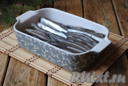 Подготовленную рыбу выложить в жаропрочную форму спинками вверх. 