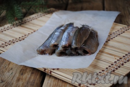 Мойву вымыть, удалить головы и внутренности. Если рыба заморожена, её нужно сначала разморозить. Очищенную рыбу посолить и оставить на 10 минут. 