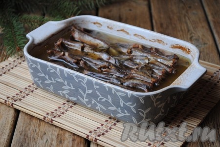 Накрыть форму фольгой и отправить &nbsp;в разогретую до 180 градусов духовку на 1,5 часа. Затем достать форму из духовки и дать остыть мойве в жидкости, только потом можно аккуратно вынуть рыбу.
