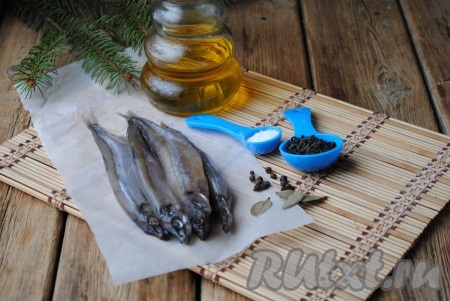 Ингредиенты для приготовления домашних шпрот из мойвы
