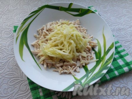 Картошку, морковь и свеклу очистить. Морковь и свеклу натереть на крупной терке, картофель - на мелкой. Яблоко, очищенное от кожуры и семян, натереть на крупной терке, огурец маринованный нарезать тонкой соломкой. Куриное филе нарезать кусочками. Далее будем выкладывать салат "Корель" слоями: первый слой - курица (немного посолить и поперчить) + яблоко.