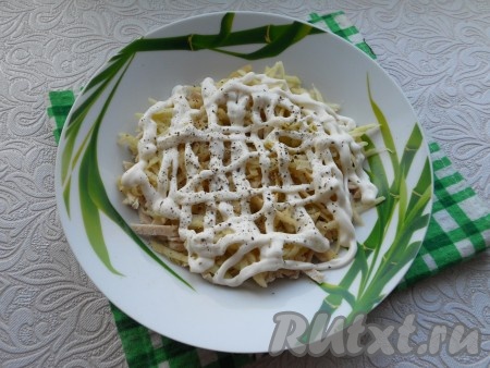 Смазать щедро майонезом.