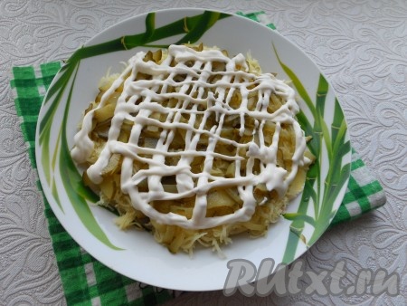 Следующий слой - картофель + огурцы + майонез.