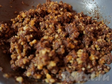 Масло нарезать на кусочки, добавить 2 столовые ложки какао, растопить при постоянном помешивании. Получившуюся массу тщательно втереть в печенье.
