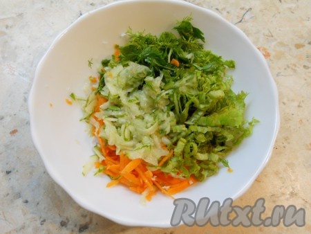 Сюда же добавить натертый свежий огурец и мелко измельченные листья салата, укроп и петрушку.