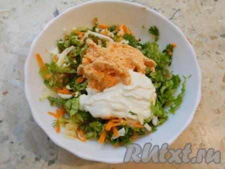 Добавить майонез и икру мойвы.