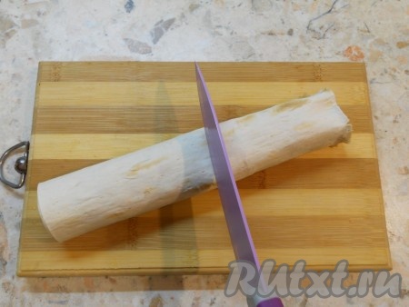 Свернуть лаваш поплотнее рулетом, оставить для пропитки на 30 минут. После этого лаваш нарезать на части или небольшие рулетики.
