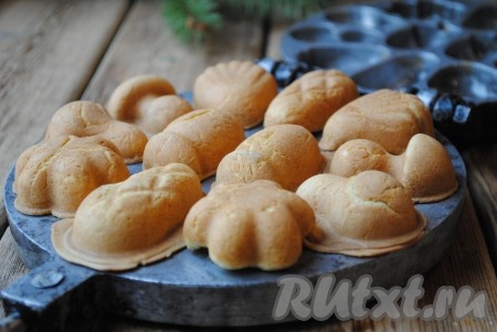 Форму закрыть, крепко прижимая руками, поставить на средний огонь (продолжая форму крепко сжимать руками первые несколько секунд). Выпекать орешки на газе по 2-3 минуты с каждой стороны (до красивого золотистого цвета). В электрической орешнице тоже выпекать до золотистого цвета (в зависимости от мощности техники на выпечку потребуется минут 5).