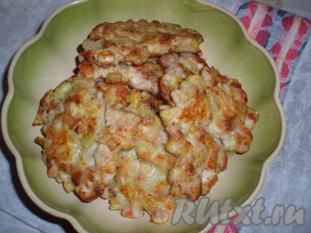 Вкусные, нежные рубленные куриные котлеты с цветной капустой готовы. Подать к столу в горячем виде с любым гарниром.
