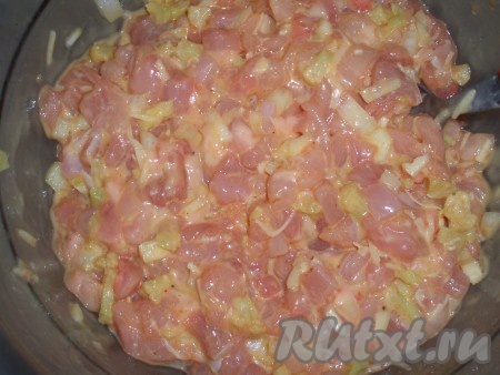 Влить сливки, все хорошо перемешать и дать фаршу постоять, хотя бы 30 минут.
