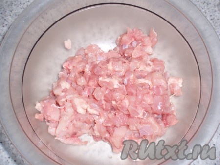 Куриное филе нарезать мелкими кубиками.
