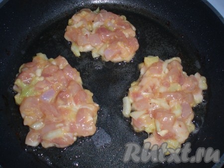 На сковороде раскалить растительное масло. Ложкой выкладывать фарш и обжарить рубленные куриные котлеты с двух сторон до румяной корочки. Затем уменьшить огонь, прикрыть сковороду крышкой и довести котлеты до готовности.