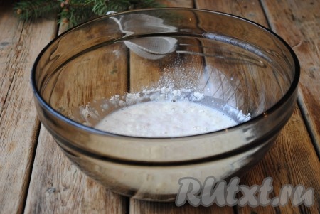 Перемешать и оставить опару минут на 10-15 в тёплом месте.&nbsp;
