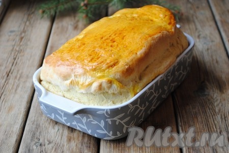 Выпекать пирог до красивого золотистого цвета. Время выпекания будет зависеть от Вашей духовки. 