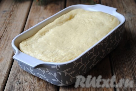 Раскатать вторую часть теста и накрыть начинку, защипать края. 