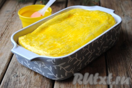 Смазать дрожжевой пирог с пангасиусом взбитым желтком, дать постоять 10 минут и отправить в разогретую до 180 градусов духовку на 40-45 минут.&nbsp;
